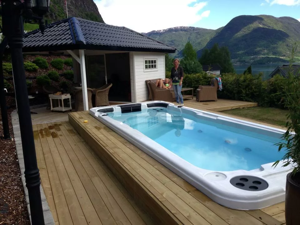 Spa de nage installé en extérieur avec une magnifique vue, Idéal pour profiter de son spa toute l'année. Fiable, performant et économique