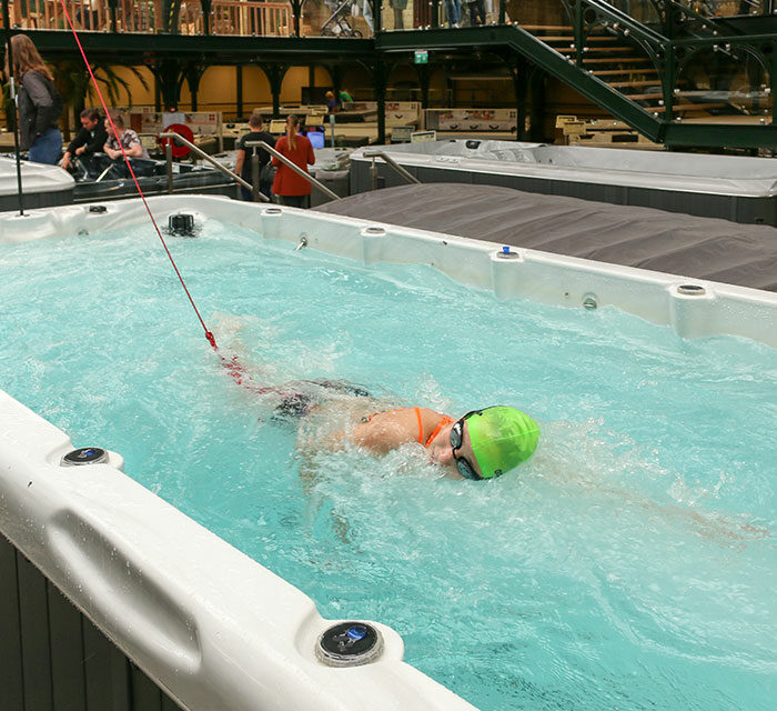 Les spas de nage de la marque passion spa gamme fitness sont équipé de série avec un élastique de résistance pour accroitre la natation pour pratiquer du sport dans votre jacuzzi de natation