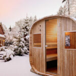 Sauna extérieur forme de tonneau, idéal pour profiter du bonne de séance de sauna en extérieur sous la neige en profitant de la nature