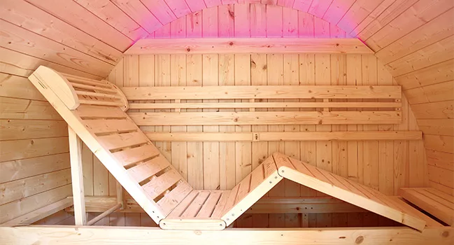 Sauna tonneau extérieur Gaia, sauna 6 personnes en bois épicéa. Double hauteur de banquette et sa banquette réglable pour adapter vos séances