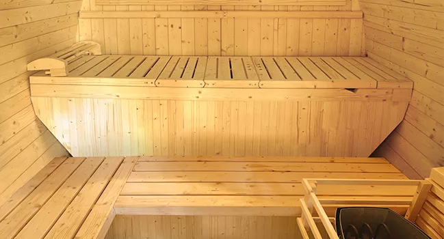 Sauna tonneau extérieur Gaia, sauna 6 personnes en bois épicéa. Double hauteur de banquette pour adapter vos séances