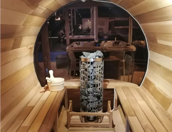 Sauna barrel panorama, sauna de 4 à 6 personnes, sauna extérieur qui va mettre en valeur votre espace bien-être avec la forme unique de tonneau