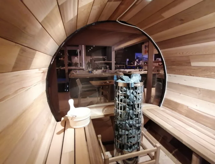 Sauna barrel panorama, sauna de 4 à 6 personnes, sauna extérieur qui va mettre en valeur votre espace bien-être avec la forme unique de tonneau. Une chaleur homogène grâce à sa forme